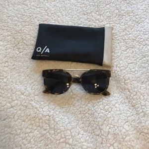 Tortoise QUAY glasses with gold bar